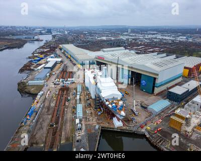 Veduta aerea della HMS Cardiff in costruzione presso il cantiere BAE Systems sul fiume Clyde a Govan. È la seconda fregata Type 26 ad essere costruita Foto Stock