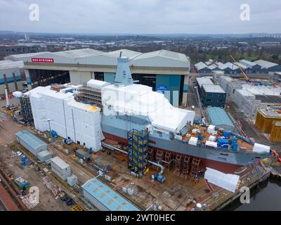 Veduta aerea della HMS Cardiff in costruzione presso il cantiere BAE Systems sul fiume Clyde a Govan. È la seconda fregata Type 26 ad essere costruita Foto Stock