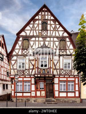 Splendida vecchia architettura in legno a Rhens Foto Stock