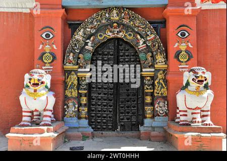 Cancello colorato e riccamente decorato con sculture e motivi tradizionali, Kathmandu Valley, Kathmandu, Nepal Foto Stock