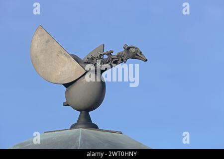 Scultura Flying Duck di Juergen Goertz 1995, figura di uccello, figura di anatra, bizzarro, stravagante, nero, bronzo, autoportante, Schlossplatz, Promenade Foto Stock