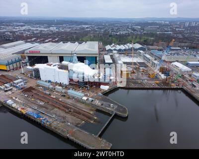 Veduta aerea della HMS Cardiff in costruzione presso il cantiere BAE Systems sul fiume Clyde a Govan. È la seconda fregata Type 26 ad essere costruita Foto Stock