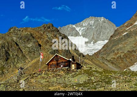 Capanna Bietschhorn del Club Alpino accademico di Berna AACB, cima Bietschhorn sul retro, Loetschental, Vallese, Svizzera Foto Stock