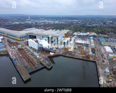 Veduta aerea della HMS Cardiff in costruzione presso il cantiere BAE Systems sul fiume Clyde a Govan. È la seconda fregata Type 26 ad essere costruita Foto Stock