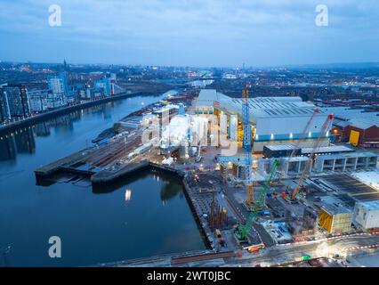 Veduta aerea della HMS Cardiff in costruzione presso il cantiere BAE Systems sul fiume Clyde a Govan. È la seconda fregata Type 26 ad essere costruita Foto Stock