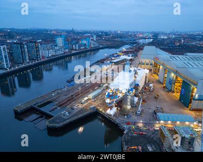 Veduta aerea della HMS Cardiff in costruzione presso il cantiere BAE Systems sul fiume Clyde a Govan. È la seconda fregata Type 26 ad essere costruita Foto Stock