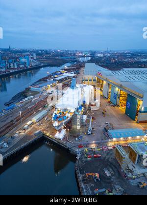 Veduta aerea della HMS Cardiff in costruzione presso il cantiere BAE Systems sul fiume Clyde a Govan. È la seconda fregata Type 26 ad essere costruita Foto Stock