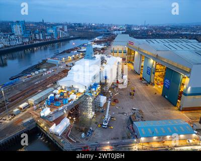 Veduta aerea della HMS Cardiff in costruzione presso il cantiere BAE Systems sul fiume Clyde a Govan. È la seconda fregata Type 26 ad essere costruita Foto Stock