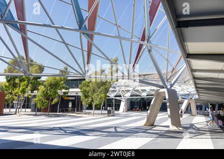 Aeroporto internazionale e nazionale di Adelaide nell'Australia meridionale, i passeggeri con bagagli si avvicinano alla porta d'ingresso delle partenze, Adelaide, Australia, 2024 Foto Stock