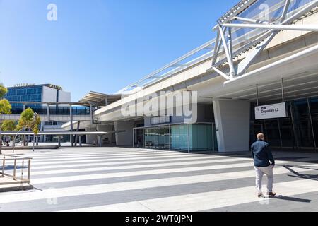 Aeroporto internazionale e nazionale di Adelaide nell'Australia meridionale, i passeggeri con bagagli si avvicinano alla porta d'ingresso delle partenze, Adelaide, Australia, 2024 Foto Stock