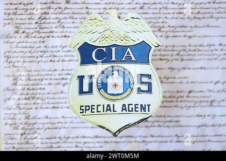 KIEV, UCRAINA - 9 MARZO 2024 distintivo della CIA Central Intelligence Agency statunitense sul primo piano della Costituzione degli Stati Uniti Foto Stock