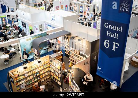 I vari stand del settore librario si sono svolti durante il terzo e ultimo giorno della London Book Fair presso l'Olympia Exhibition Hall, il 14 marzo 2024, a Londra, Inghilterra. La London Book Fair (LBF), che dura tre giorni, è un'esposizione annuale del settore editoriale e la più grande fiera primaverile d'Europa che attrae tipicamente 25.000 visitatori; espositori provenienti da tutto il settore editoriale; autori che sperano di commissionare le loro idee per i libri e dove vengono fatti accordi sui diritti di pubblicazione internazionali per le edizioni straniere. Foto Stock