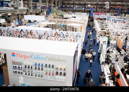 Lo stand del libro Harper Collins durante il terzo e ultimo giorno della London Book Fair all'Olympia Exhibition Hall, il 14 marzo 2024, a Londra, Inghilterra. La London Book Fair (LBF), che dura tre giorni, è un'esposizione annuale del settore editoriale e la più grande fiera primaverile d'Europa che attrae tipicamente 25.000 visitatori; espositori provenienti da tutto il settore editoriale; autori che sperano di commissionare le loro idee per i libri e dove vengono fatti accordi sui diritti di pubblicazione internazionali per le edizioni straniere. Foto Stock