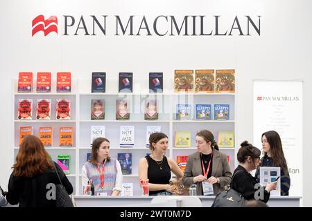 Lo stand del libro Pan Macmillan durante il terzo e ultimo giorno della London Book Fair all'Olympia Exhibition Hall, il 14 marzo 2024, a Londra, Inghilterra. La London Book Fair (LBF), che dura tre giorni, è un'esposizione annuale del settore editoriale e la più grande fiera primaverile d'Europa che attrae tipicamente 25.000 visitatori; espositori provenienti da tutto il settore editoriale; autori che sperano di commissionare le loro idee per i libri e dove vengono fatti accordi sui diritti di pubblicazione internazionali per le edizioni straniere. Foto Stock