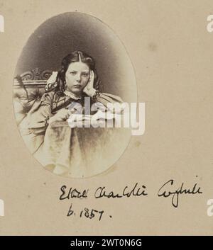 Ethel Charlotte Coghill. Forse Sir John Joscelyn Coghill, fotografo (irlandese, 1826 - 1905) circa 1865 Ritratto di una giovane ragazza seduta a un tavolo con il volto appoggiato in mano. Un libro aperto viene messo sul tavolo prima di lei. (Recto, montaggio) in alto a destra, matita: "66"; in basso al centro, sotto l'immagine, inchiostro nero nella mano di Patrick Coghill: 'Ethel Charlotte Coghill/B. 1857 »; Foto Stock