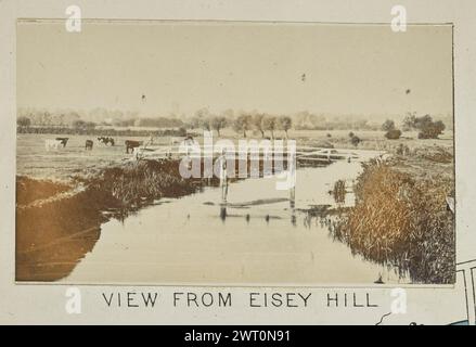 Vista da Eisey Hill. Henry W. Taunt, fotografo (britannico, 1842 - 1922) 1897 una delle tre fotografie che illustrano una mappa stampata del castello di Eaton, Kempsford e dell'area circostante lungo il Tamigi. La fotografia mostra una passerella in legno su uno stretto tratto del fiume vicino a Cricklade. Le mucche pascolano nel campo accanto al fiume sul lato sinistro dell'immagine. (Recto, montaggio) centro inferiore, sotto l'immagine, stampato con inchiostro nero: "VISTA DA EISEY HILL" Foto Stock