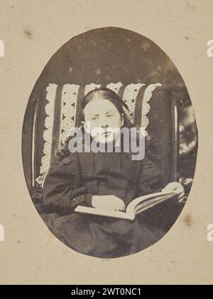 Giovane ragazza con il libro. Forse Sir John Joscelyn Coghill, fotografo (irlandese, 1826 - 1905) circa 1865 Ritratto di una giovane ragazza seduta con un libro aperto in grembo. (Recto, montaggio) in alto a destra, matita: "66"; Foto Stock