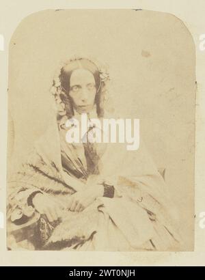 Ritratto di una donna. Sir John Joscelyn Coghill, fotografo (irlandese, 1826 - 1905) circa anni '1850 Ritratto di una donna seduta con uno scialle drappeggiato sopra la testa. (Recto, montaggio) in alto a destra, matita: "45"; Foto Stock