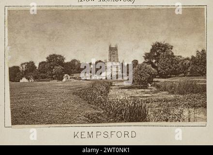 Kempsford. Henry W. Taunt, fotografo (britannico, 1842 - 1922) intorno al 1886 una delle tre fotografie che illustrano una mappa stampata del castello di Eaton, Kempsford e dell'area circostante lungo il Tamigi. La fotografia mostra una vista del fiume a Kempsford con St. Chiesa di Maria e gli edifici circostanti visibili in un campo in lontananza. (Recto, montaggio) centro inferiore, sotto l'immagine, stampato con inchiostro nero: "KEMPSFORD" Foto Stock