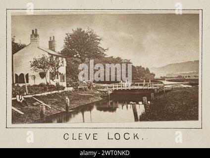 Cleve Lock. Henry W. Taunt, fotografo (britannico, 1842 - 1922) intorno al 1886 una delle tre fotografie che illustrano una mappa stampata di Moulsford, South Stoke e l'area circostante lungo il Tamigi. La fotografia mostra una vista di Cleeve Lock e del Lock Cottage. Un uomo siede sul lato opposto della serratura in primo piano. (Recto, montaggio) al centro inferiore, sotto l'immagine, stampato con inchiostro nero: "CLEVE LOCK". Foto Stock