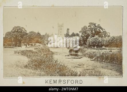 Kempsford. Henry W. Taunt, fotografo (britannico, 1842 - 1922) 1897 una delle tre fotografie che illustrano una mappa stampata del castello di Eaton, Kempsford e dell'area circostante lungo il Tamigi. La fotografia mostra una vista del fiume a Kempsford con St. Chiesa di Maria e gli edifici circostanti visibili in un campo in lontananza. (Recto, montaggio) centro inferiore, sotto l'immagine, stampato con inchiostro nero: "KEMPSFORD" Foto Stock