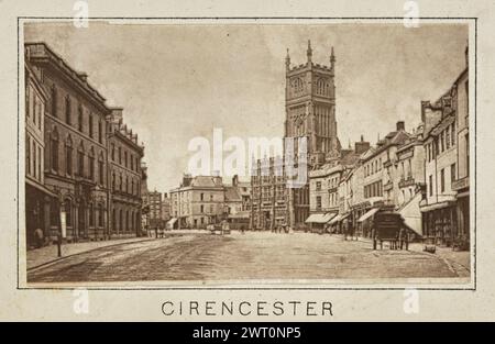 Cirencester. Henry W. Taunt, fotografo (britannico, 1842 - 1922) intorno al 1886 una delle tre fotografie che illustrano una mappa stampata di Kemble, Somerford Keynes e l'area circostante lungo il Tamigi. La fotografia mostra una vista in fondo al mercato che guarda verso la Chiesa di San Giovanni Battista a Cirencester. Una carrozza trainata da cavalli si trova sulla strada di fronte a una fila di negozi sul lato destro dell'immagine. I pedoni sono visibili dall'altra parte della strada e dai marciapiedi. (Recto, montaggio) centro inferiore, sotto l'immagine, stampato con inchiostro nero: "CIRENCESTER" Foto Stock