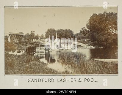 Sandford Lasher e piscina. Henry W. Taunt, fotografo (britannico, 1842 - 1922) 1897 una delle tre fotografie che illustrano una mappa stampata di Sandford, Radley e l'area circostante lungo il Tamigi. La fotografia mostra una vista di una piscina d'acqua sul fiume conosciuta come Sandford Lasher. Il Sandford Weir è visibile sul bordo della piscina con un memoriale in pietra (dedicato a coloro che annegarono nella piscina) in piedi al centro. (Recto, montaggio) centro inferiore, sotto l'immagine, stampato con inchiostro nero: "SANDFORD LASHER & POOL". Foto Stock