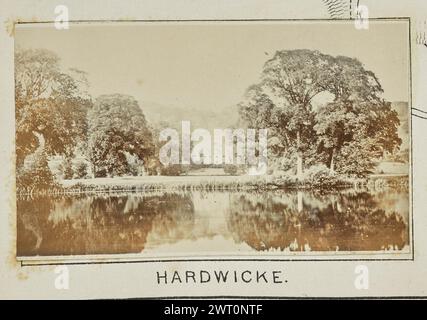 Hardwicke. Henry W. Taunt, fotografo (britannico, 1842 - 1922) 1897 una delle tre fotografie che illustrano una mappa stampata di Mapledurham, Purley, Reading e l'area circostante lungo il Tamigi. La fotografia mostra una vista di Hardwick House dall'altra parte del fiume. Erba alta e alberi fiancheggiano il fiume su entrambi i lati. (Recto, montaggio) centro inferiore, sotto l'immagine, stampato con inchiostro nero: "HARDWICKE". Foto Stock