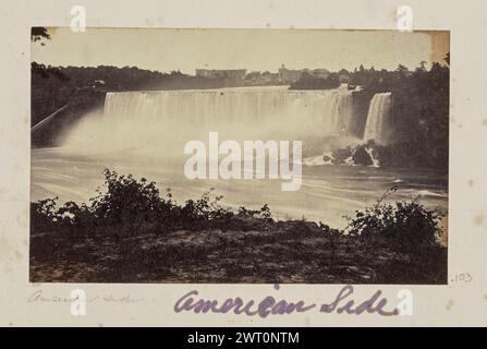 Lato americano. Sconosciuto, fotografo 1861–1903 Vista delle American Falls e Bridal Veil Falls, parte delle Niagara Falls. Un'area rocciosa può essere vista in primo piano, mentre un certo numero di edifici sono visibili in lontananza. (Recto, montaggio) al centro inferiore, sotto l'immagine, a matita: "Lato americano"; al centro inferiore, sotto l'immagine, in inchiostro viola: "Lato americano"; Foto Stock