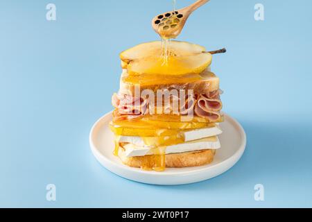 Sandwich di pere e prosciutto al miele con salsa blu Foto Stock
