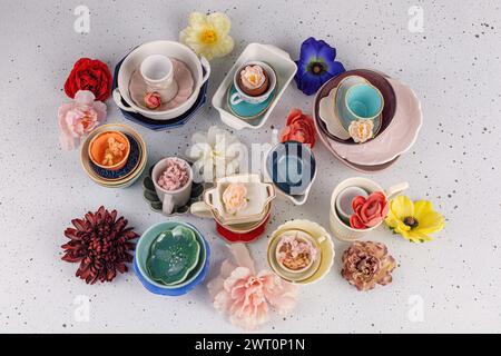 Vista dall'alto, splendida composizione di stoviglie con dettagli floreali Foto Stock