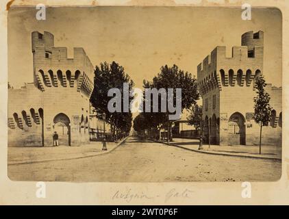 Avignone. Cancello. Sconosciuto, fotografo anni '1850-'1890 veduta della porta principale della città vecchia di Avignone, conosciuta come porte de la Republique. Un uomo sta sotto uno degli archi incassati che fiancheggiano il cancello con le spalle alla telecamera mentre urina sul muro di pietra. Poster e cartelli sono intonacati sulle torri di accesso, e i pedoni possono essere visti lungo i marciapiedi del Cours Jean Jaurès alberato. (Recto, monta) centro inferiore, sotto la stampa, scritto a mano a matita: "Avignone. Gate' Foto Stock