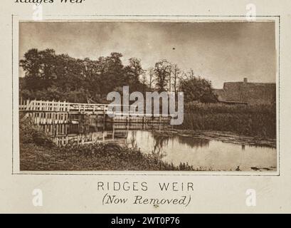 Ridges Weir (ora rimosso). Henry W. Taunt, fotografo (britannico, 1842 - 1922) circa 1886 una delle tre fotografie che illustrano una mappa stampata di Appleton e l'area circostante lungo il Tamigi. La fotografia mostra una vista della diga di Ridge sul fiume circondata da alberi e alte erbe che crescono sulle rive del fiume e sul paesaggio circostante. Un edificio in pietra è visibile sopra la cima dell'erba sul lato opposto del fiume. (Recto, monta) centro inferiore, sotto l'immagine, stampato con inchiostro nero: "NERVATURE / (ora rimosse) [corsivo]" Foto Stock