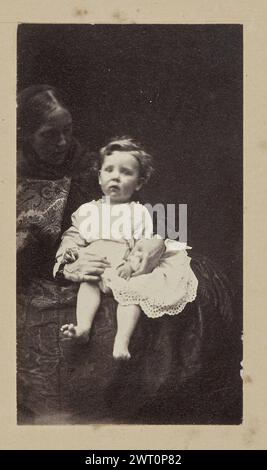 Donna e bambino piccolo. Probabilmente Sir John Joscelyn Coghill, fotografo (irlandese, 1826 - 1905) circa 1865 Ritratto di una donna che tiene in grembo un bambino piccolo. (Recto, montaggio) in alto a destra, matita: "68"; Foto Stock