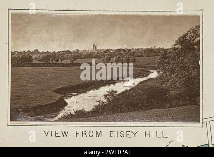 Vista da Eisey Hill. Henry W. Taunt, fotografo (britannico, 1842 - 1922) intorno al 1886 una delle tre fotografie che illustrano una mappa stampata del castello di Eaton, Kempsford e dell'area circostante lungo il Tamigi. La fotografia mostra una vista del fiume che attraversa un campo vicino a Cricklade, con una vista della torre dalla Chiesa di San Sampson visibile sopra gli alberi in lontananza. (Recto, montaggio) centro inferiore, sotto l'immagine, stampato con inchiostro nero: "VISTA DA EISEY HILL" Foto Stock