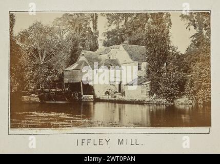 Iffley Mill. Henry W. Taunt, fotografo (britannico, 1842 - 1922) 1897 una delle quattro fotografie che illustrano una mappa stampata di Oxford, Iffley e l'area circostante lungo il Tamigi. La fotografia mostra una vista di Iffley Mill dall'altra parte del fiume. (Recto, montaggio) centro inferiore, sotto l'immagine, stampato con inchiostro nero: "IFFLEY MILL". Foto Stock