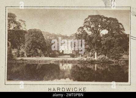 Hardwicke. Henry W. Taunt, fotografo (britannico, 1842 - 1922) intorno al 1886 una delle tre fotografie che illustrano una mappa stampata di Mapledurham, Purley, Reading e l'area circostante lungo il Tamigi. La fotografia mostra una vista di Hardwick House dall'altra parte del fiume. Erba alta e alberi fiancheggiano il fiume su entrambi i lati. (Recto, montaggio) centro inferiore, sotto l'immagine, stampato con inchiostro nero: "HARDWICKE". Foto Stock