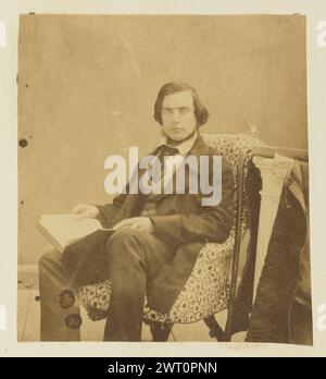 Ritratto di giovane uomo. Sir John Joscelyn Coghill, fotografo (irlandese, 1826 - 1905) circa anni '1850 Ritratto di un giovane seduto. Sta tenendo un libro aperto in braccio. (Recto, montaggio) in alto a destra, matita: "61"; Foto Stock