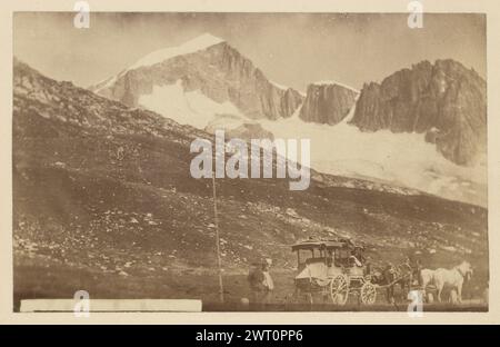 Furka Pass, Svizzera. Sconosciuto, fotografo intorno al 1870-1890, Un pullman trainato da una squadra di quattro cavalli che viaggiano lungo il bordo delle montagne. Il lato della montagna più vicino al pullman è erboso con rocce sparse per tutta la terra. Montagne coperte di neve con pareti a strapiombo sono in lontananza. (Recto, Mount) in alto a sinistra, stampa blu su carta etichetta: 'S. 386 Rhone Glacier, Furka Pass, Svizzera'; (verso, Mount) centro a sinistra, matita: '[illeg] Parc & Glacier'; Foto Stock