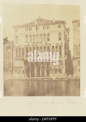 Palazzo Ducale di Foscari. Sir John Joscelyn Coghill, fotografo (irlandese, 1826 - 1905) intorno al 1850 Un palazzo costruito lungo un canale a Venezia. Il palazzo ha quattro livelli. Una galleria di colonne allinea il secondo livello. (Recto, montaggio) in alto a destra, matita: "74"; in basso a destra, sotto l'immagine, matita: "Palazzo Ducale Foscari"; Foto Stock