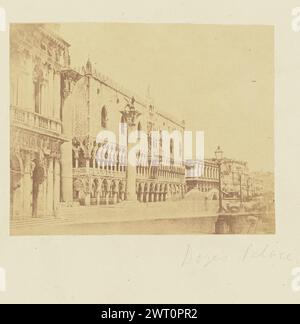 Palazzo Ducale. Sir John Joscelyn Coghill, fotografo (irlandese, 1826 - 1905) intorno agli anni '1850 una vista angolata del Palazzo Ducale, o Palazzo Ducale, a Venezia. Due portici di colonne fiancheggiano la facciata del palazzo. Le colonne di San Marco e San Teodoro sono visibili in primo piano accanto al palazzo. (Recto, montaggio) in alto a destra, matita: "75"; in basso a destra, sotto l'immagine, matita: "Palazzo Ducale"; Foto Stock