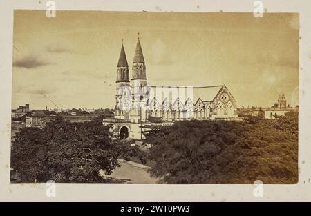 Chiesa di San Giacomo, Kolkata. Sconosciuto, fotografo dopo 1864 Vista di St. James' Church da un punto panoramico elevato. Ben visibili sono le torri gemelle della chiesa, il rosone e il portico. L'area in primo piano è parzialmente coperta da alberi. Foto Stock