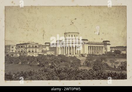 Ufficio postale generale, Kolkata. Sconosciuto, fotografo dopo il 1868 veduta dell'edificio dell'ufficio postale generale, con la sua cupola e la galleria corinzia. L'edificio si affaccia sul Lal dighi, un grande serbatoio d'acqua artificiale che fa parte dell'area B.B.D. Bagh, precedentemente nota come Tank Square o Dalhousie Square, parzialmente oscurata dal verde in primo piano. Foto Stock