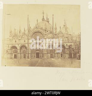 San Marco. Sir John Joscelyn Coghill, fotografo (irlandese, 1826 - 1905) circa 1850 veduta della Basilica di San Marco a Venezia. La facciata della basilica è fiancheggiata da archi, ciascuno con un affresco dipinto sotto di essa. Ci sono due pali alti nella piazza di fronte alla basilica. (Recto, montaggio) in alto a destra, matita: "75"; in basso a destra, sotto l'immagine, matita: "Palazzo Ducale/San Marco"; Foto Stock