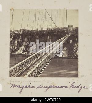 Ponte sospeso Niagara. Sconosciuto, fotografo 1868–1869 Vista del ponte del Falls View Suspension Bridge, noto anche come Niagara Clifton Bridge. Il ponte si estende su un fiume, sostenuto da una torre a forma di pilone ad un'estremità (Recto, stampa) in basso a destra, inciso in negativo: "23"; (Recto, Mount) in basso a destra, sotto l'immagine, a matita: "Ponte sospeso Niagara"; in basso a destra, sotto l'immagine, in inchiostro viola: "Ponte sospeso Niagara"; Foto Stock