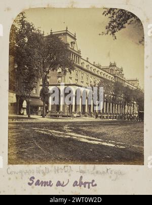 Congress Hall Hotel - Saratoga. Sconosciuto, fotografo 1867–1890 Vista esterna del Congress Hall Hotel, un edificio a più piani in stile architettonico del secondo Impero che è sormontato da tetti mansardati alle estremità e sezione centrale e presenta una galleria che si affaccia su una strada alberata. Accanto all'hotel si può vedere un negozio e un certo numero di persone sul marciapiede. (Recto, Mount) in basso a sinistra, sotto l'immagine, a matita: "Congress Hall Hotel - Saratoga"; in basso a sinistra, sotto l'immagine, in inchiostro viola: "Uguale a sopra"; Foto Stock