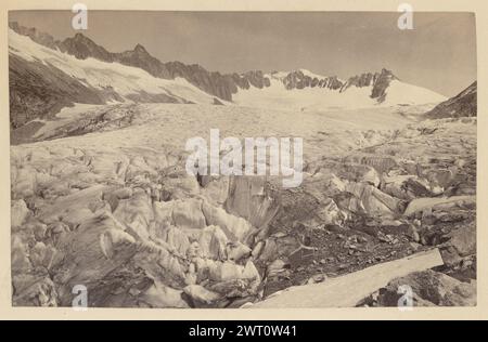 Ghiacciaio del Rodano, Svizzera. Sconosciuto, fotografo circa 1870–1890 Un paesaggio pianeggiante coperto di ghiaccio con creste e crepe multiple. Le montagne circostanti hanno neve che ricoprono i lati. (Recto, Mount) in alto a sinistra, stampa blu su carta etichetta: 'S. 386 Rhone Glacier, Furka Pass, Svizzera'; (verso, Mount) centro a sinistra, matita: '[illeg] Parc & Glacier'; Foto Stock