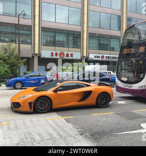 Auto Lamborghini su Singapore Street. XE XE Lamborghini trên đường phố Singapore. Che Lamborghini en la calle Singapur Foto Stock