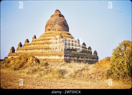 Myanmar (Birmania) Pagan Stupas immagine inedita 1. Swaan, Wim. 1966 o precedenti materiali di produzione fotografica per Lost Cities of Asia: Ceylon, Pagan, Angkor fotografie di architettura sono stati selezionati e digitalizzati da questi materiali. Ritratti, immagini etnografiche e immagini di oggetti museali sono stati esclusi. Le immagini digitali sono disposte geograficamente, prima per paese, poi per città, poi per sito complesso o monumento, con tutti i nomi in ordine alfabetico. I nomi delle località derivano dal Getty Thesaurus of Geographic Names (TGN)®, dalle intestazioni tematiche della Biblioteca del Congresso e dalla Publica accademica Foto Stock