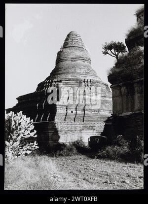 Myanmar (Birmania) Pagan Stupas immagine inedita 1. Swaan, Wim. 1966 o precedenti materiali di produzione fotografica per Lost Cities of Asia: Ceylon, Pagan, Angkor fotografie di architettura sono stati selezionati e digitalizzati da questi materiali. Ritratti, immagini etnografiche e immagini di oggetti museali sono stati esclusi. Le immagini digitali sono disposte geograficamente, prima per paese, poi per città, poi per sito complesso o monumento, con tutti i nomi in ordine alfabetico. I nomi delle località derivano dal Getty Thesaurus of Geographic Names (TGN)®, dalle intestazioni tematiche della Biblioteca del Congresso e dalla Publica accademica Foto Stock